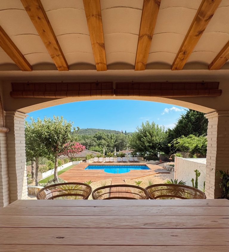 Porche de Villa Ziba con vistas al jardín y a la piscina privada.